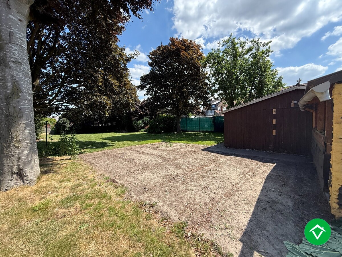 Woning met 4 slaapkamers, garage en tuin te Roeselare 