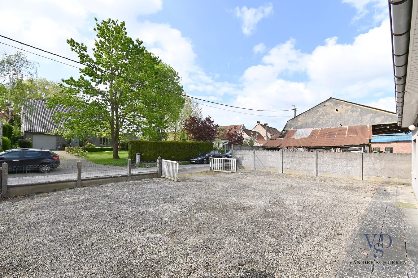 Exceptioneel gelegen eigendom met mogelijkheden. 