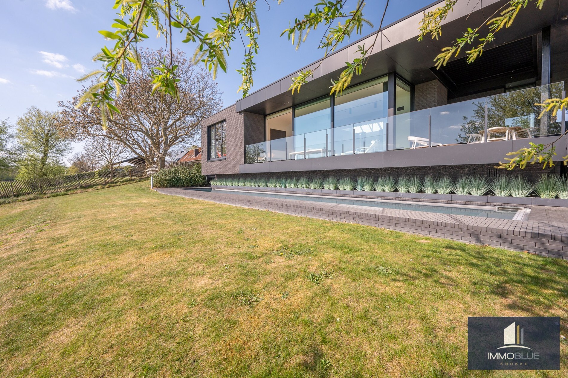 Uniek eigendom met adembenemende zichten gelegen op een perceel van ongeveer 3000 m². 