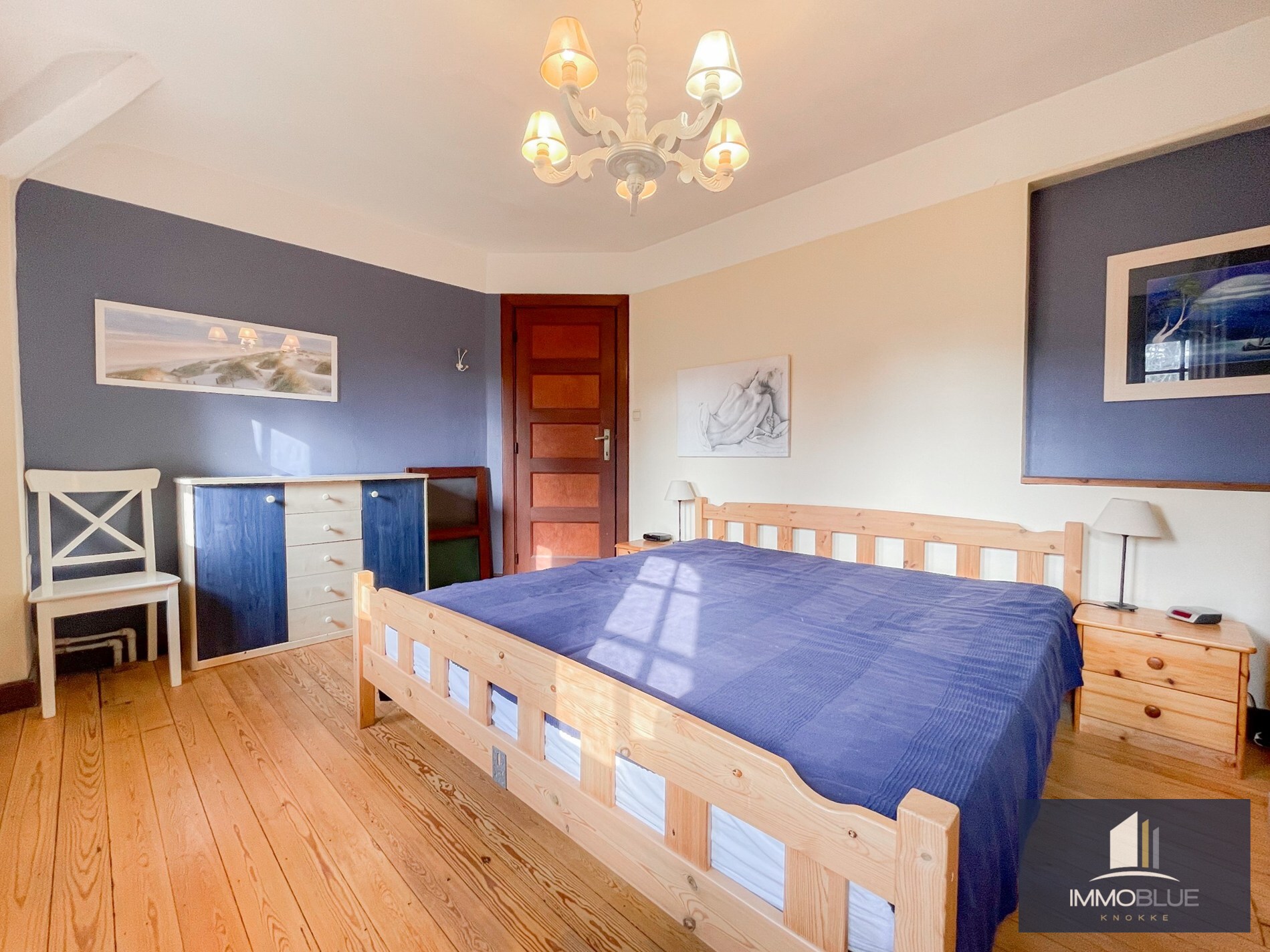 Uiterst charmante villa, rustig gelegen in één van de paadjes in het Zoute op wandelafstand van de zee. 