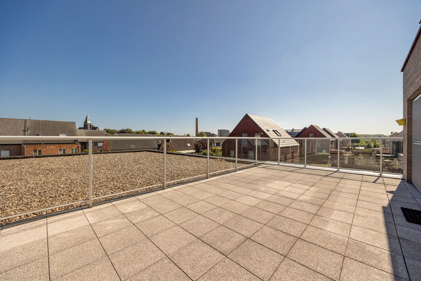 Recent energiezuinig appartement met 2 slpk. en zeer ruim terras te Niel! 