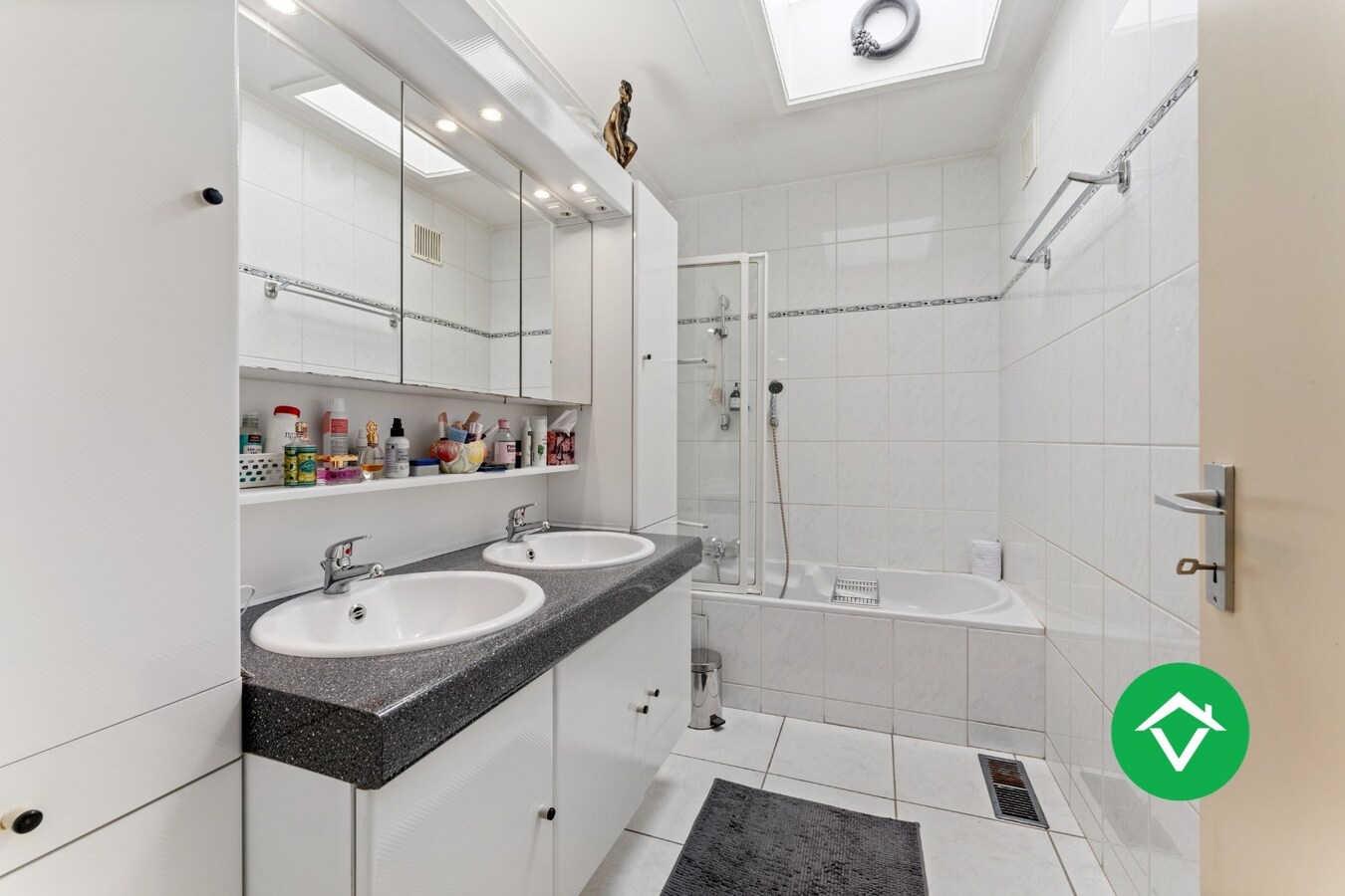 Alleenstaande woning met 4 slaapkamers en dubbele garage te Koekelare 