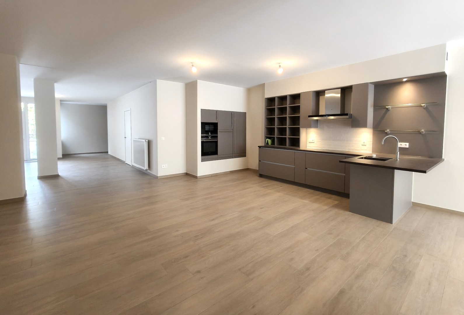 LUXE APPARTEMENT MET GROOT TERRAS - GELIJKVLOERS 