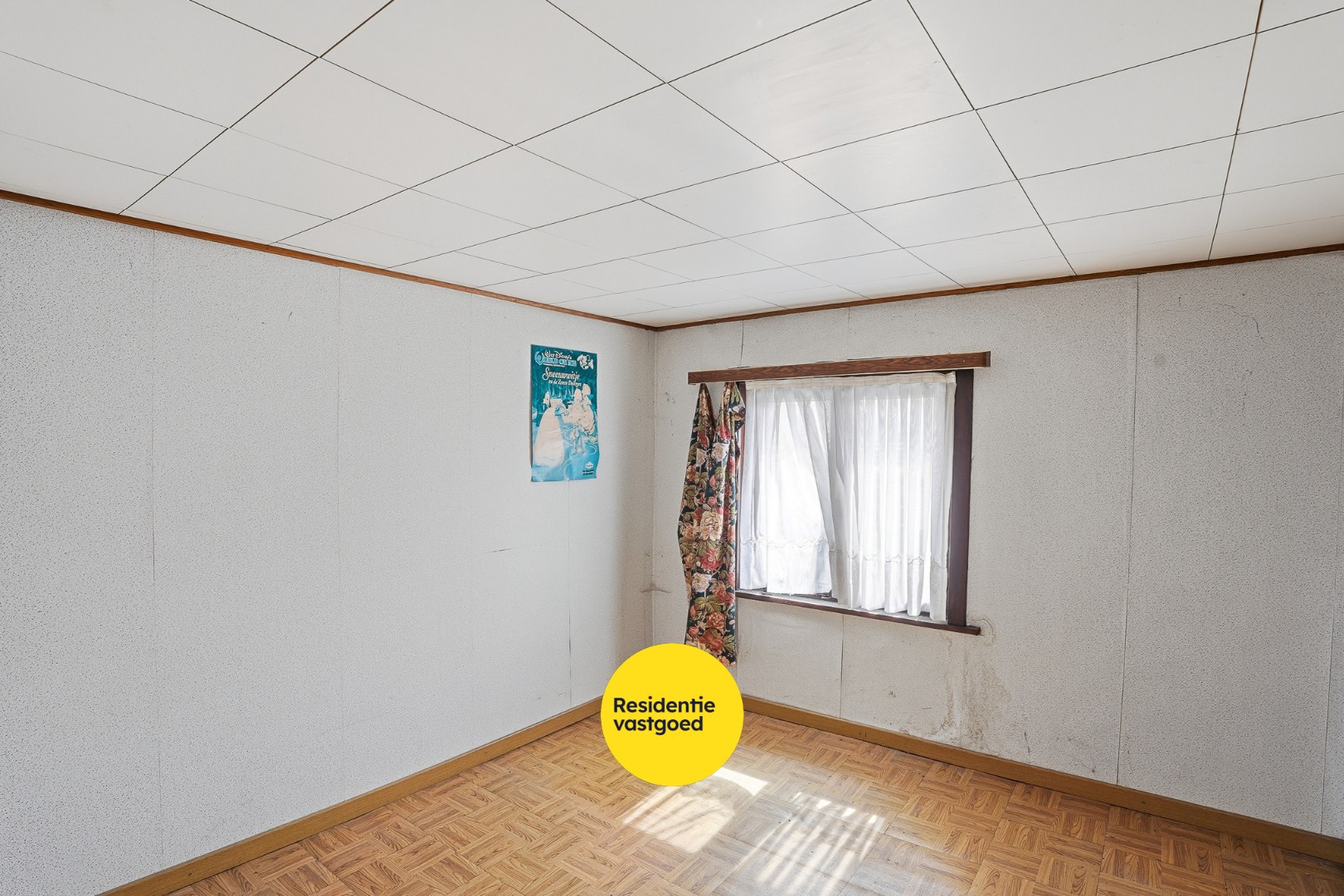 Te renoveren halfopen woning met tuin en oprit/garage 