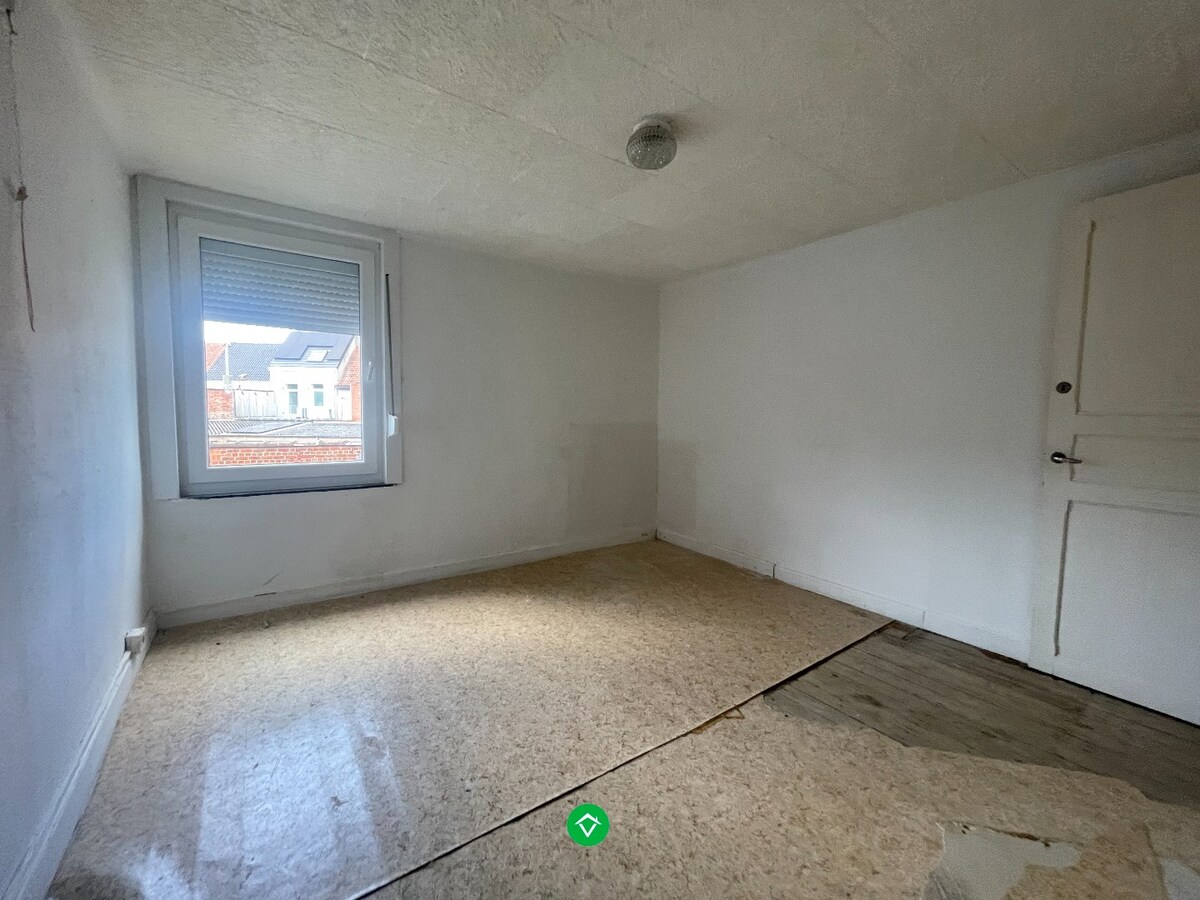 Woning met 2 slaapkamers en koer in centrum Roeselare 