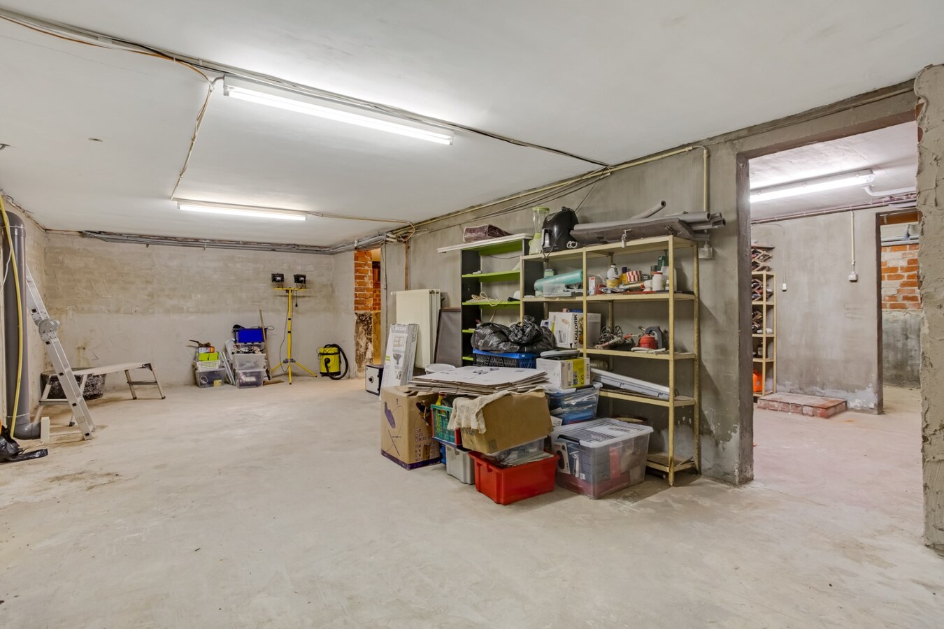 Vrijstaande woning met garage op ruim perceel in het centrum. 