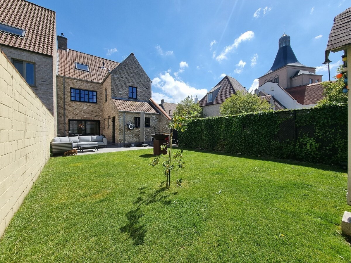 Klassevolle, statige hoekwoning te Heulebrug 