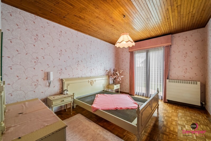 Charmante alleenstaande bungalow met zuidgerichte tuin op ruim perceel in Snaaskerke 