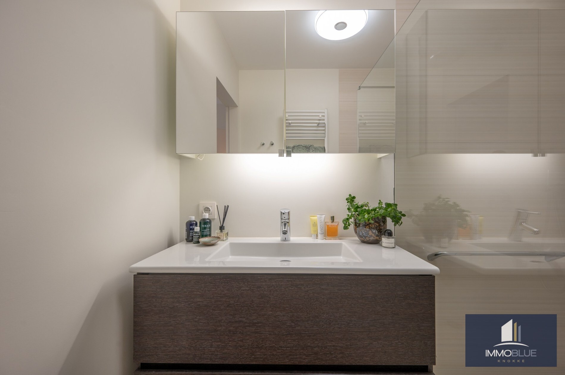 Stijlvol en volledig gerenoveerd appartement op wandelafstand van zee en het commerciële centrum. 