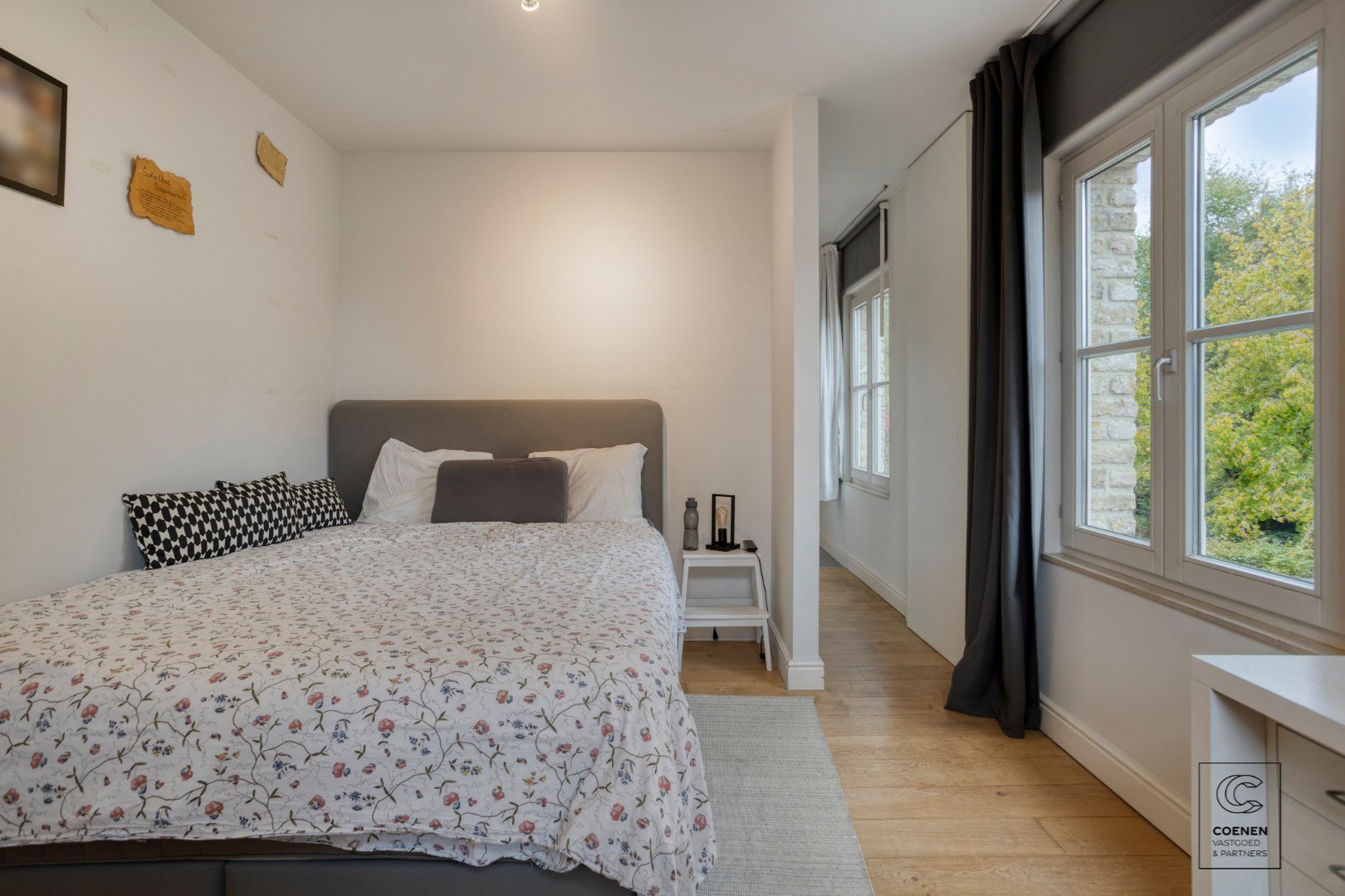 Prachtige woning met een bew. opp. van 302 m², 6 slpk, 3 bk en prachtige tuin met zwembad 