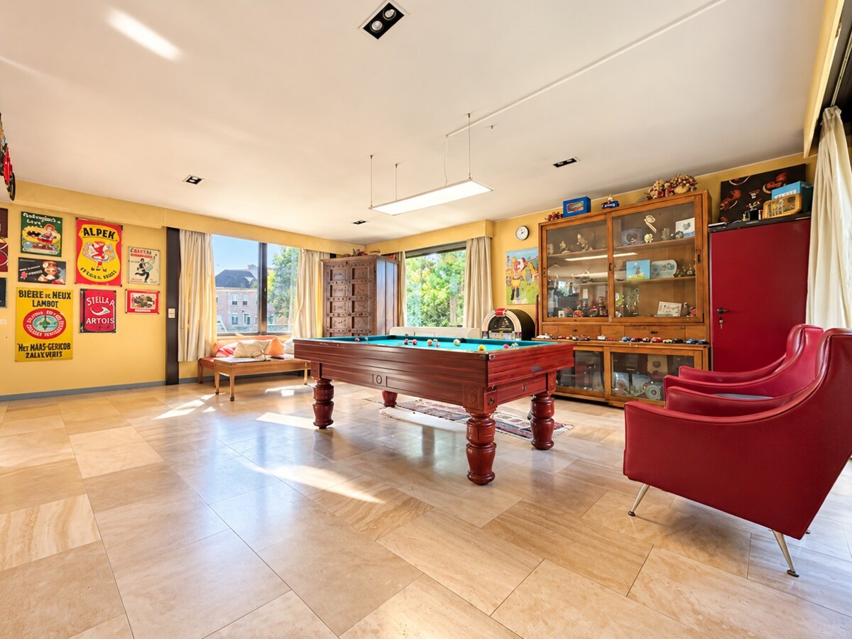 Unieke Villa te Roeselare op 2258m² met 28 zonnepanelen en 432m² bewoonbare oppervlakte! 