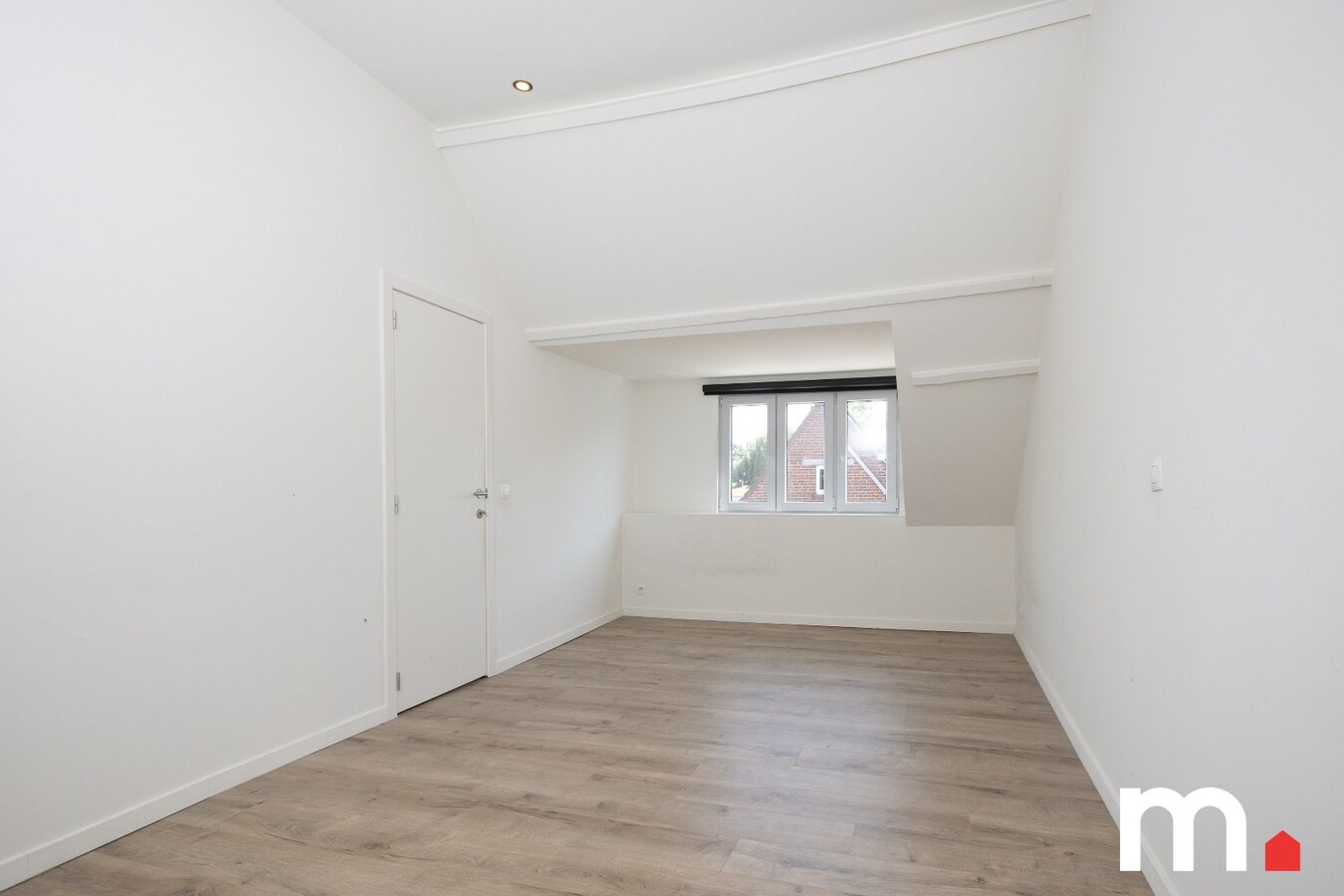 Charmante en ruime woning met grote tuin op 1.218 m² in het gezellige Lendelede met LOODS ! 