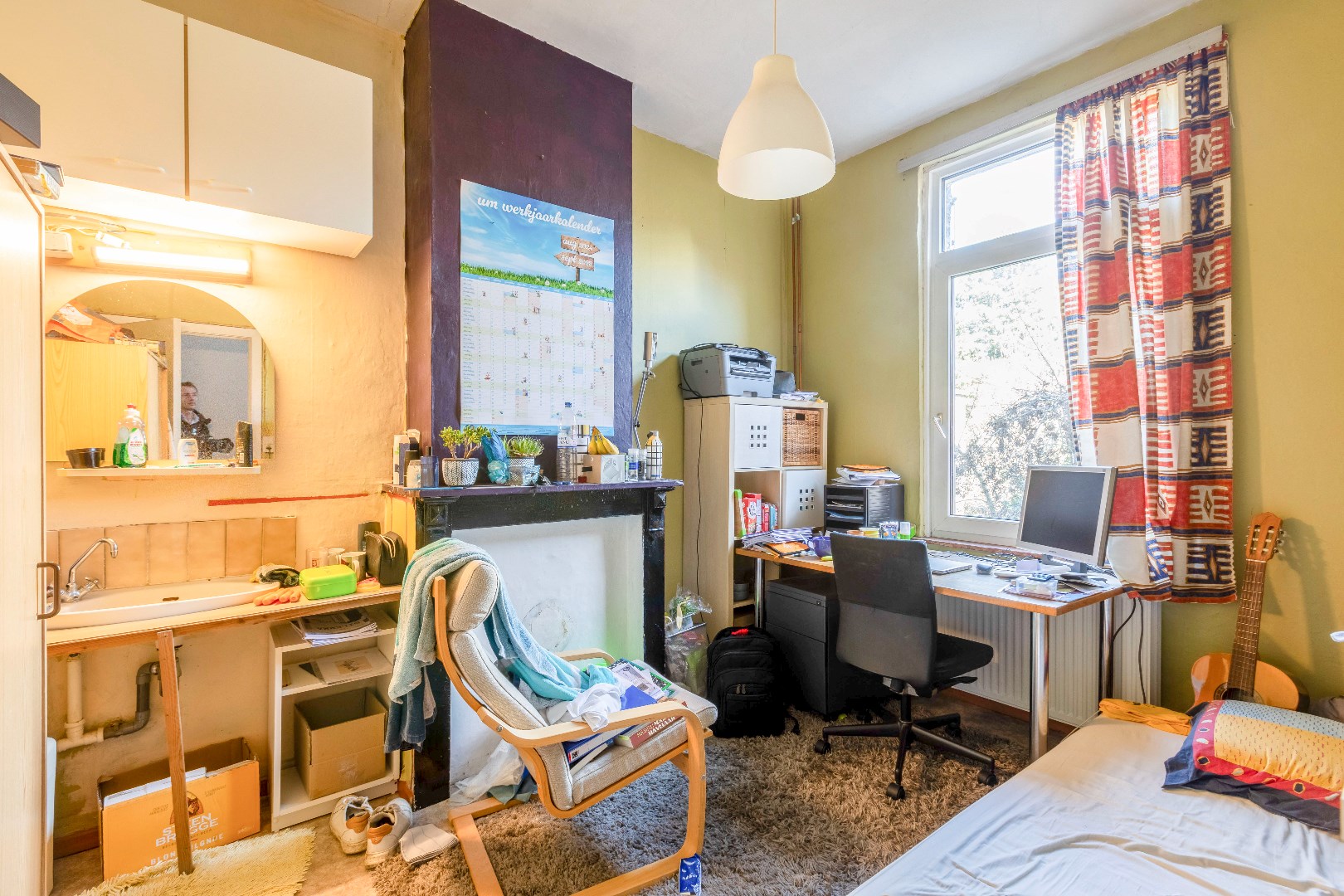 Vergunde opbrengsteigendom met 5 kamers nabij Gent Sint-Pieters. 