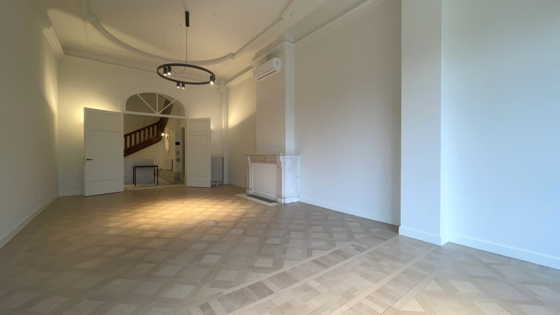 Exclusief kantoorgebouw te huur dichtbij de Leien in Antwerpen