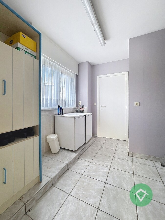 Alleenstaande woning met naastliggend stuk bouwgrond en weide te Eernegem 