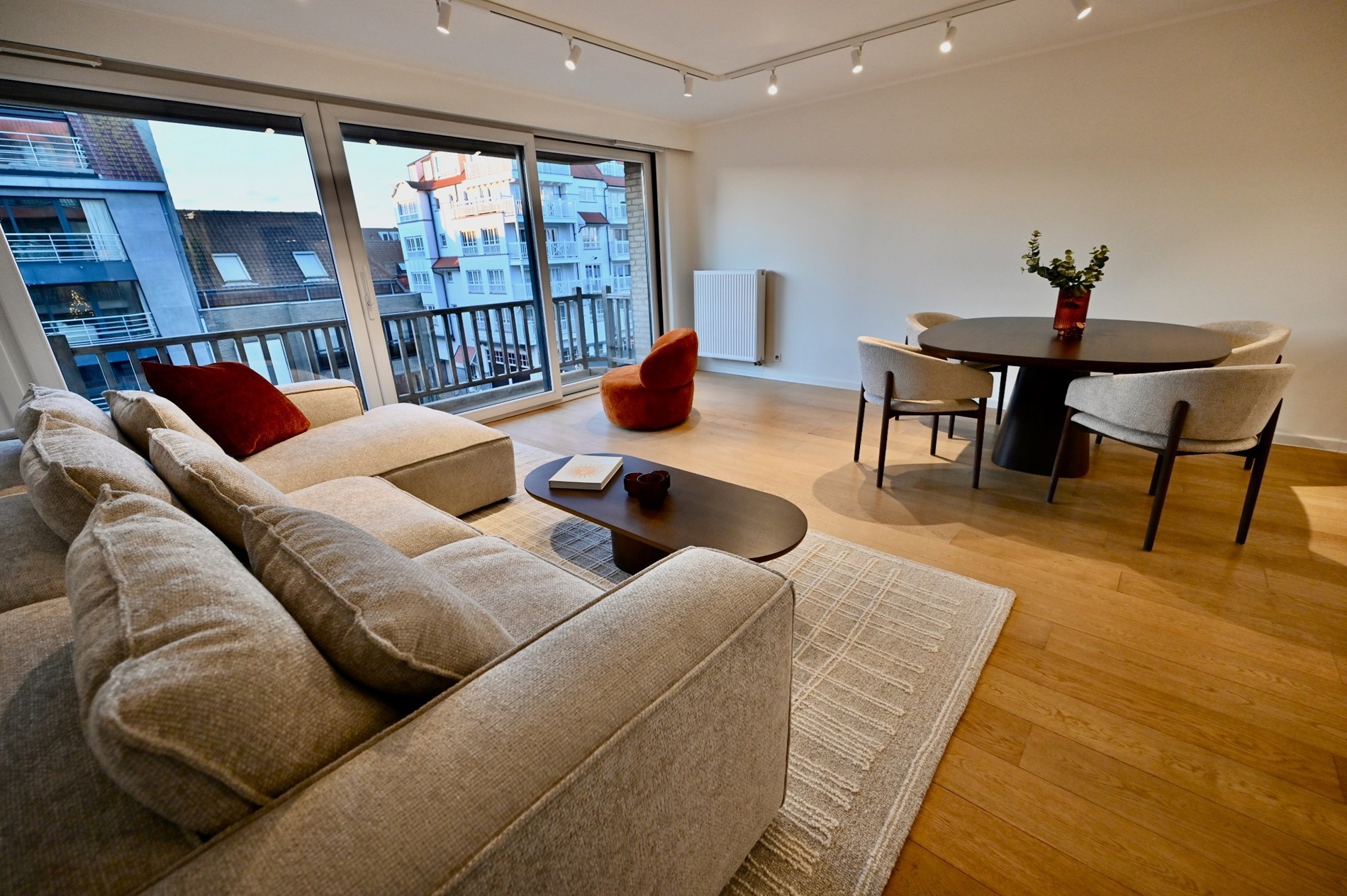 Appartement de 2 pièces situé au centre avec terrasse orientée sud sur la Lippenslaan. 