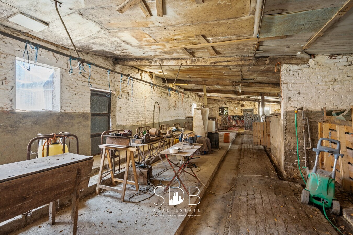 Charmante hoeve met bijgebouwen en graslanden op 1.5114m² 
