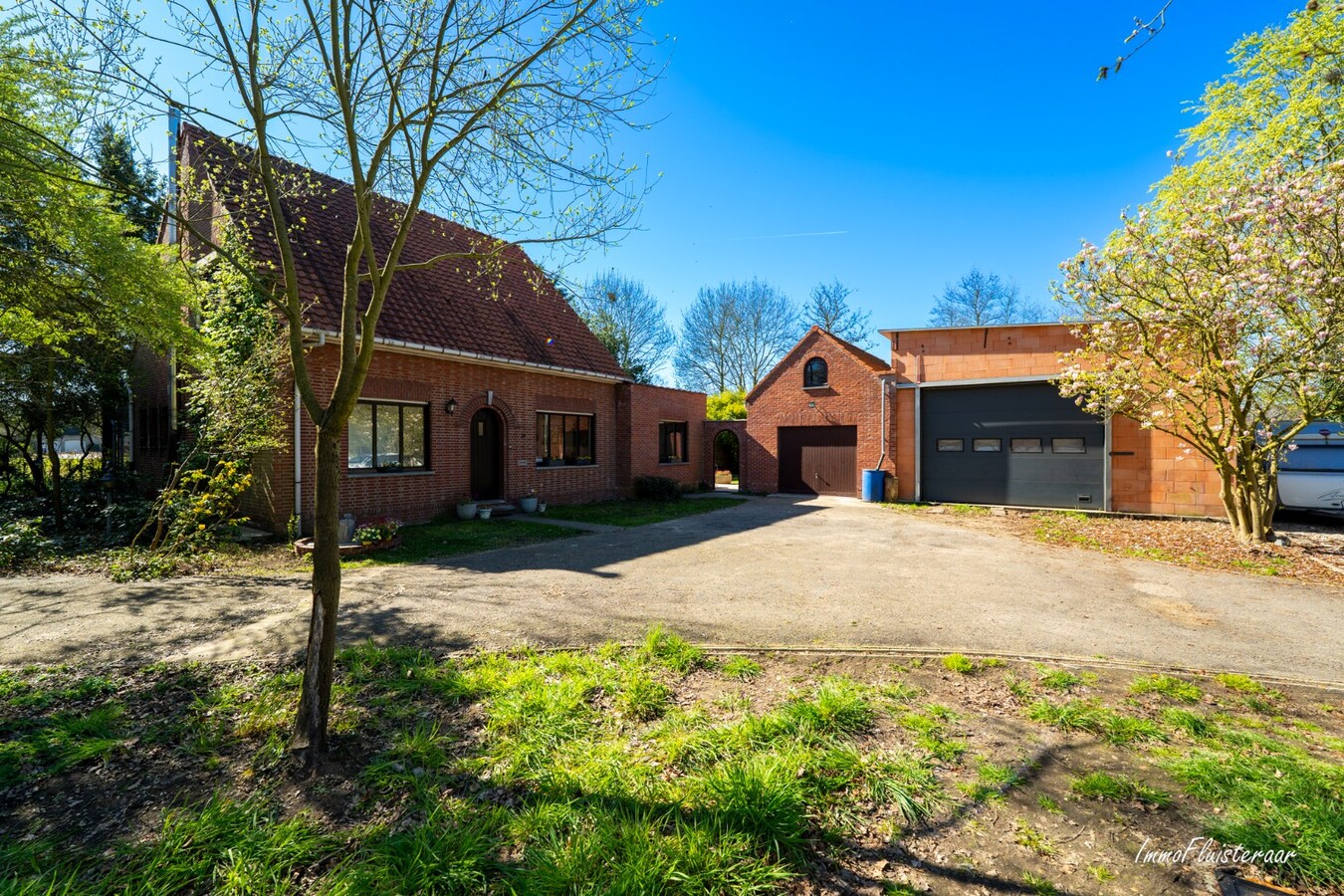 BEZOEKDAG OP 23 MEI VAN 10U TOT 14U. Landelijk gelegen woning met stallen en handig bijgebouw op ca. 7.025 m² (Optie aankoop extra aanpalend weiland van 5.735 m2) 