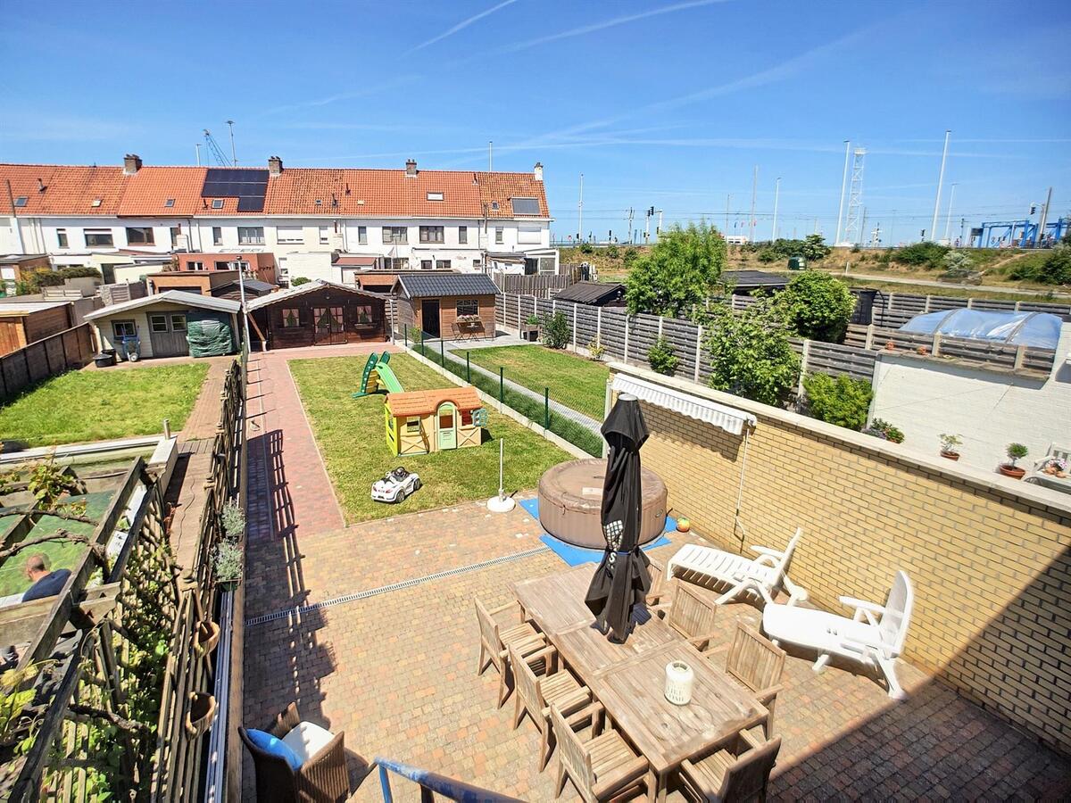 Volumineuze, gerenoveerde gezinswoning met tuin en garage - Zeebrugge 