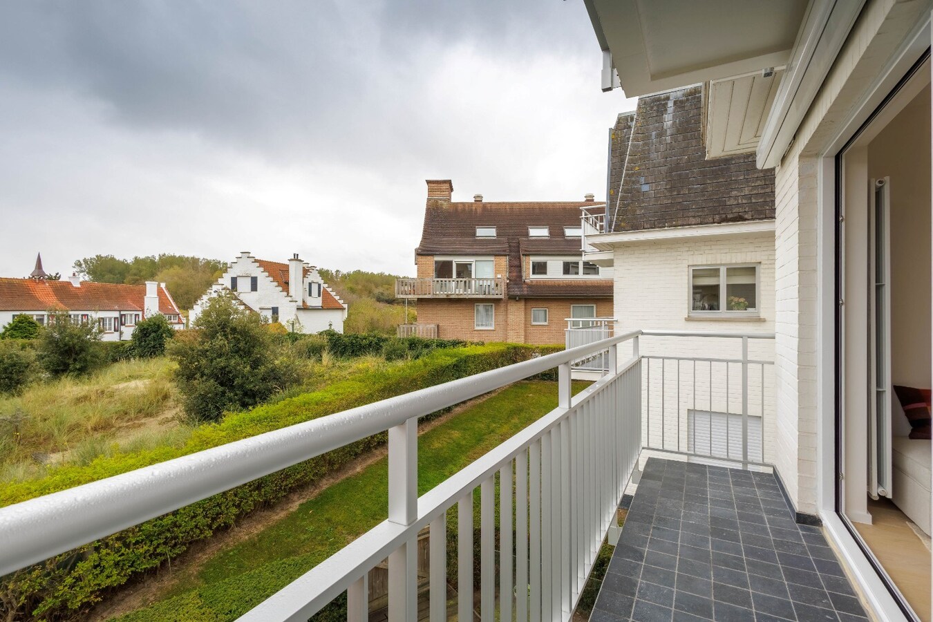 Volledig gerenoveerd hoekappartement met open zicht in exclusieve villaresidentie te Duinbergen 