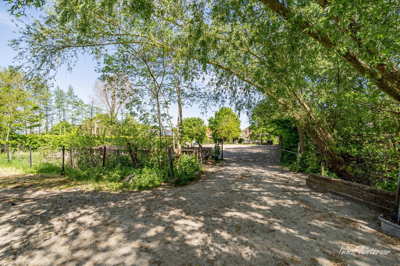 Charmante villa avec bâtiment d'écurie et prairie sur environ 6 700 m² à Hamme. 