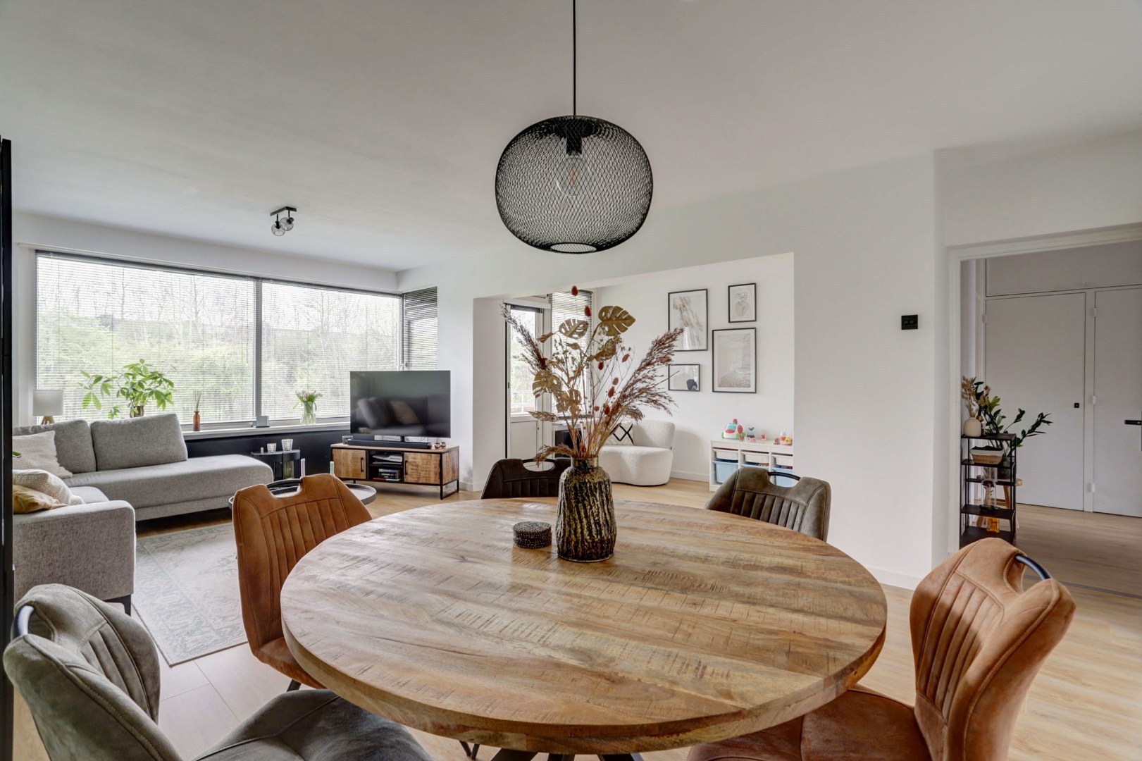 Zonder klussen te betrekken, instapklaar 3-(voorheen 4) kamer appartement met moderne keuken en badkamer, 2 balkons, berging in de onderbouw en gelegen op eigen grond! 