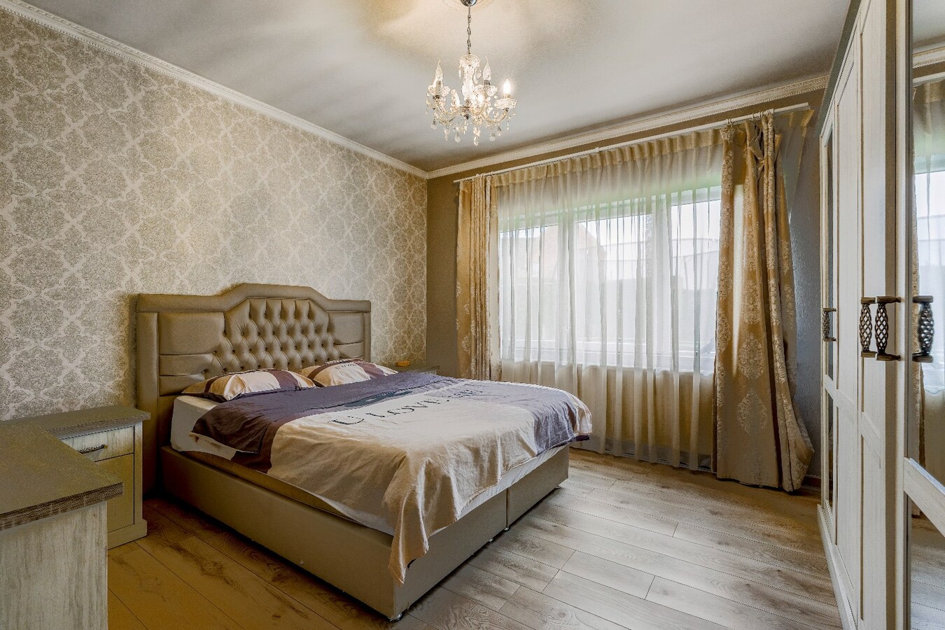 Op te knappen karakteristieke hoekwoning, 4 slpk, (EPC-label C) gelegen aan het Haspengouwse landschap. 