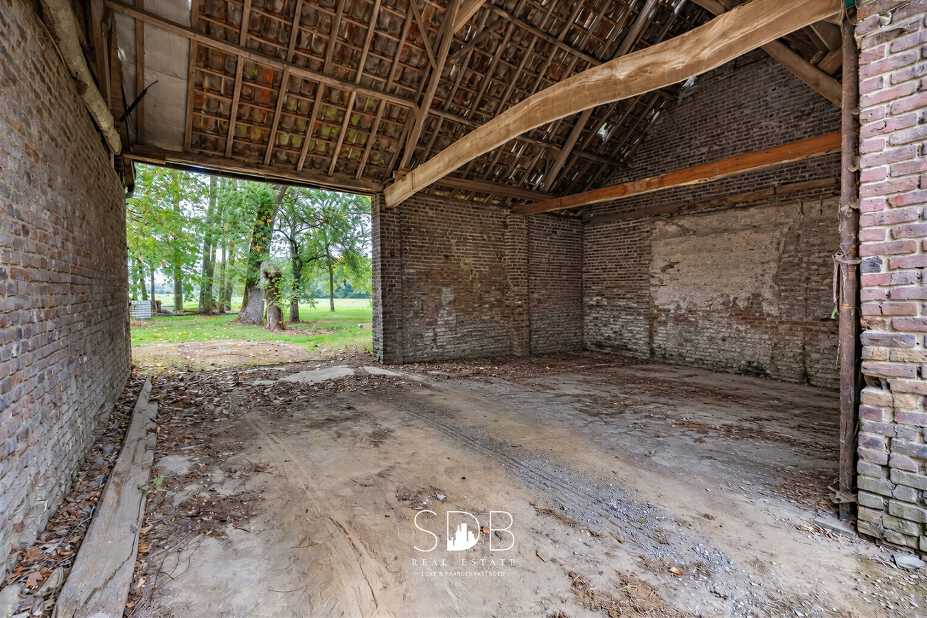 Authentieke hoeve met achterliggend groen op 5.192m² 