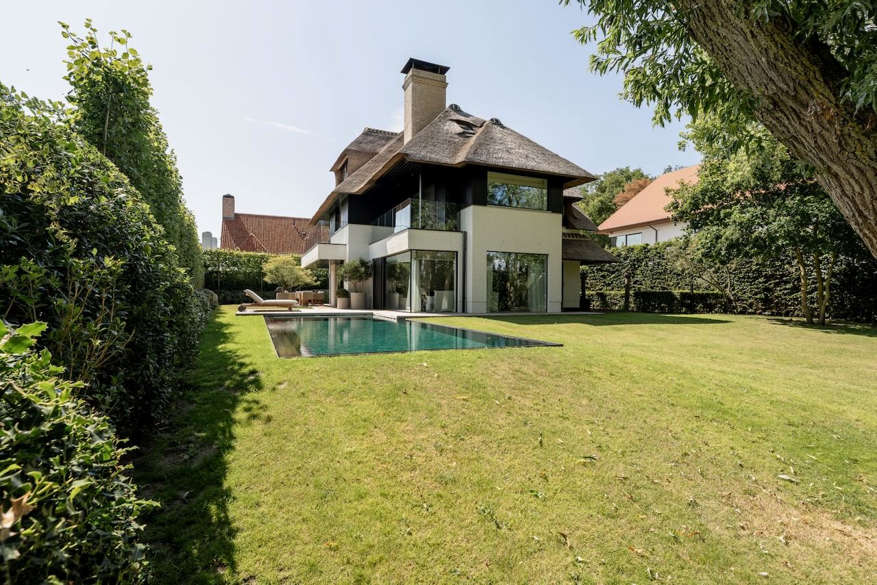 Magnifique villa récente de style contemporain allie une finition intemporelle à un emplacement unique et une vue imprenable sur le Zwin. 