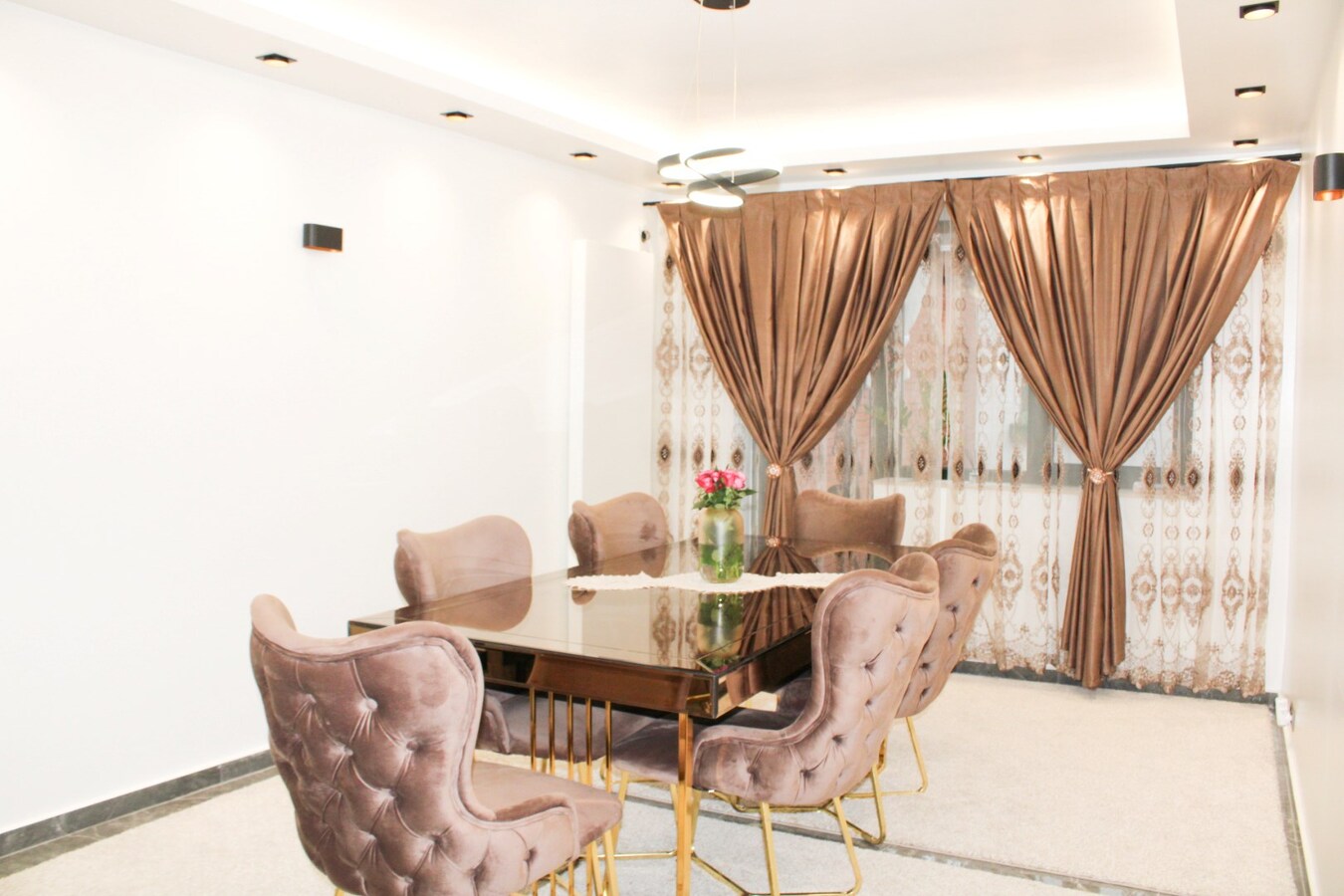 Instapklare woning in het hart van Sint-Niklaas met 5 slaapkamers en inpandige garage 