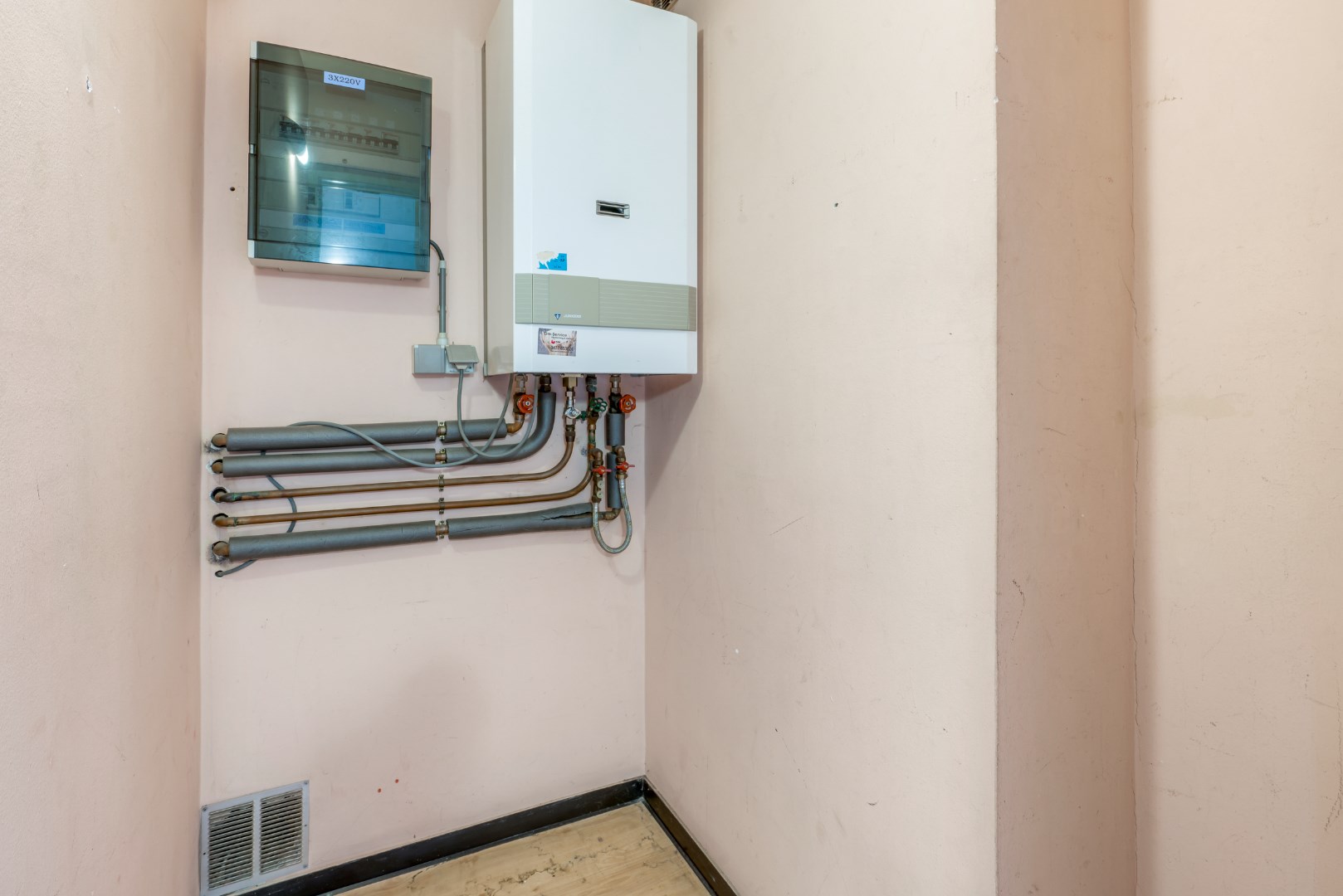 Te renoveren 2 slaapkamer appartement op eerste verdieping 