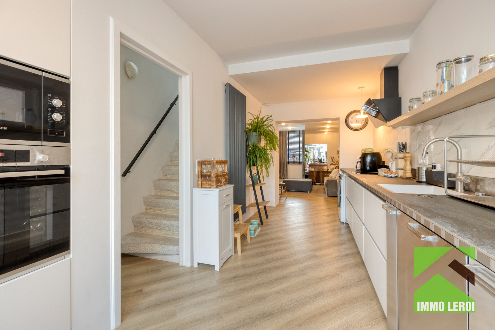 keuken met trap naar verdiep