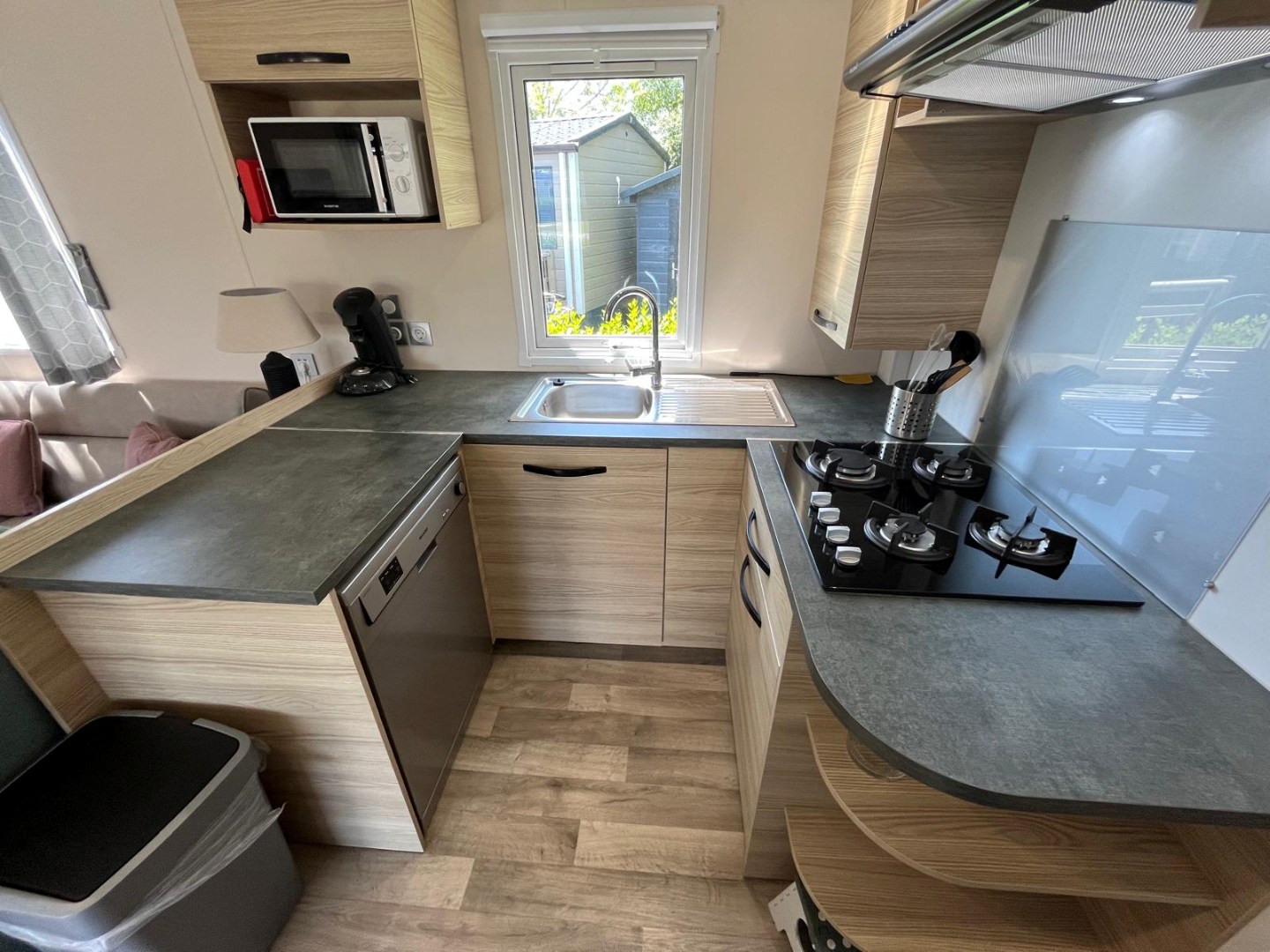 T.A. Makelaardij biedt aan – Chalet JD12-: Op een schitterende locatie in een goed verzorgd recreatiepark aan de kust van Walcheren bieden wij dit leuke chalet aan. 