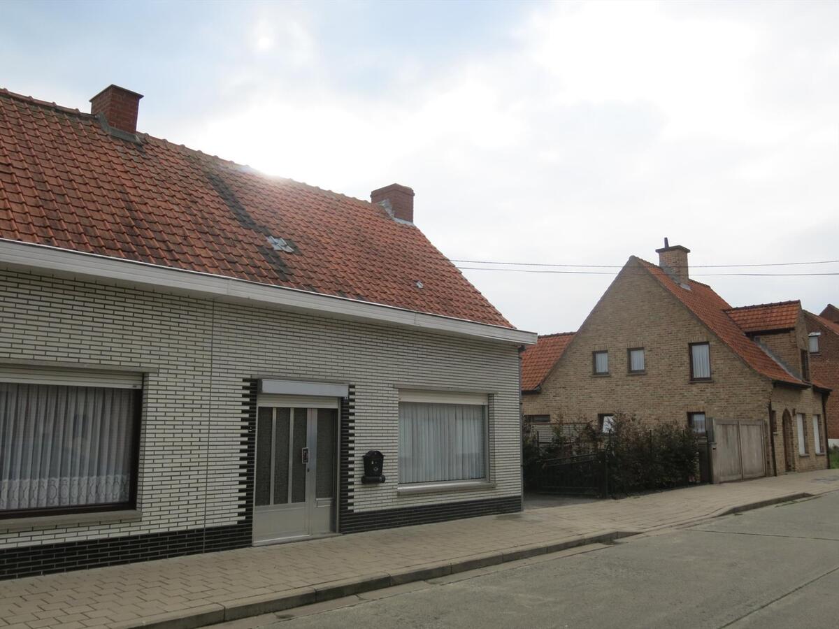 Centraal gelegen halfopen woning met ruime garage 