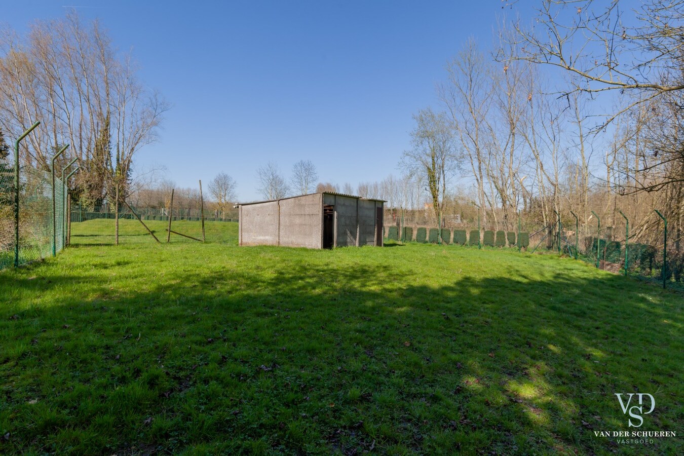 Exceptioneel landhuis met bijgebouw in groene omgeving 