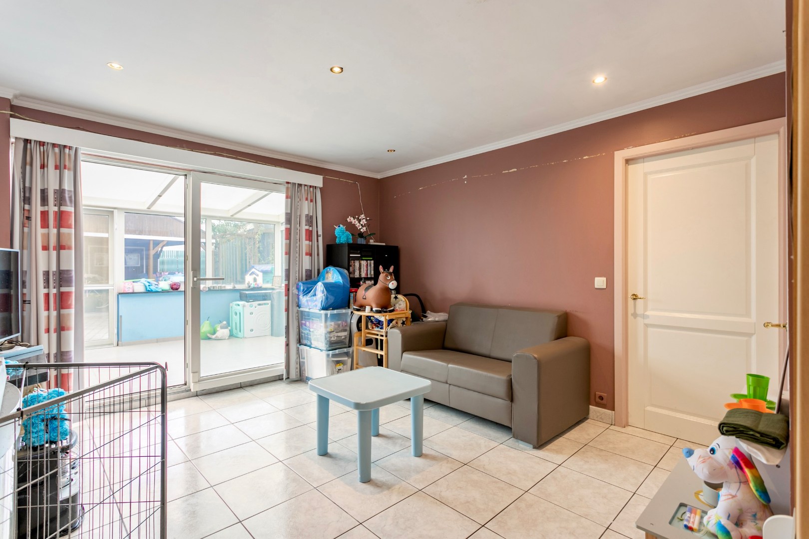 Ruime, te renoveren woning met 3 slpk en garage 