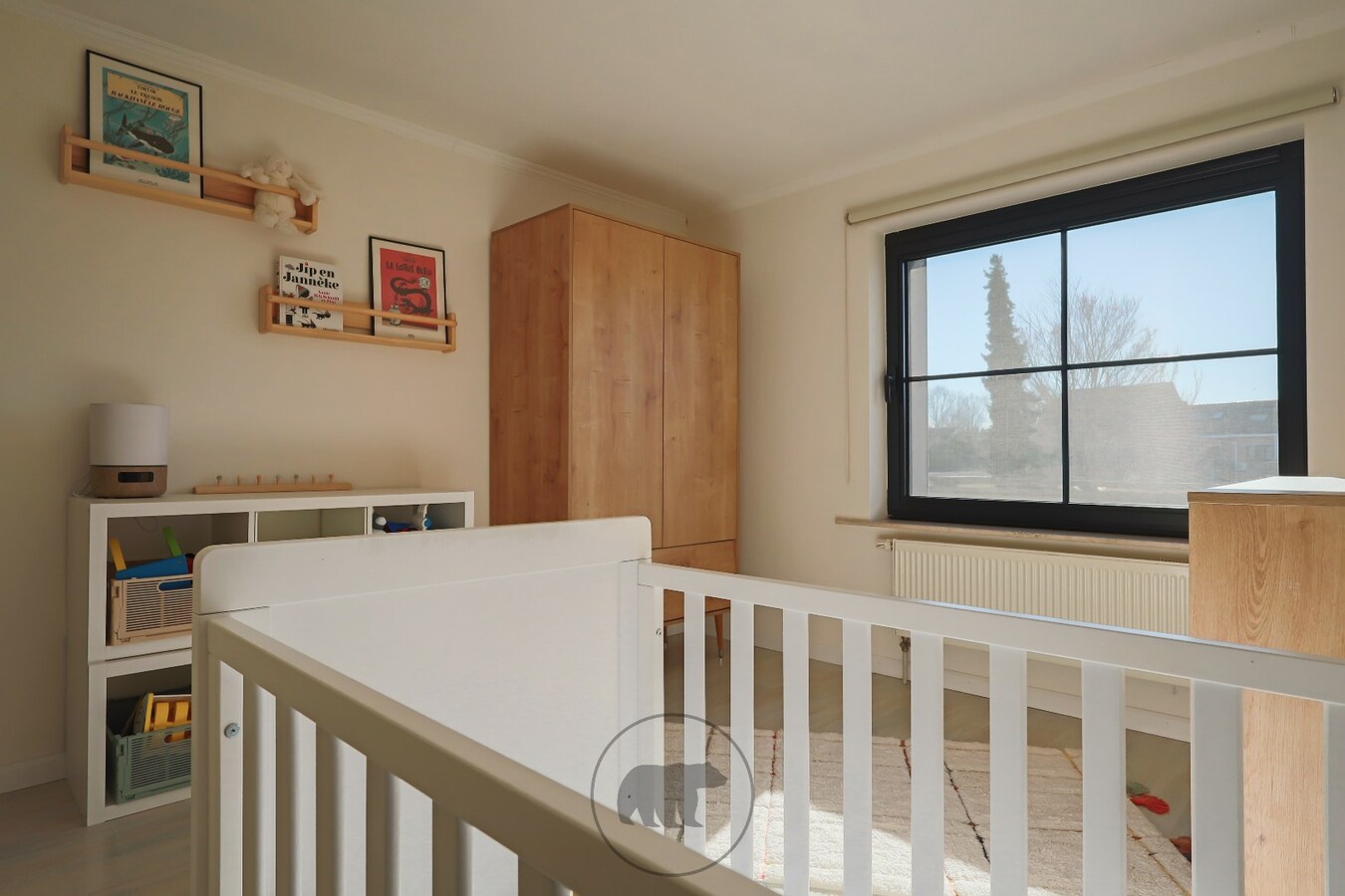 Instapklare en voortreffelijke gezinswoning, zuidgerichte tuin en 4 garageboxen 