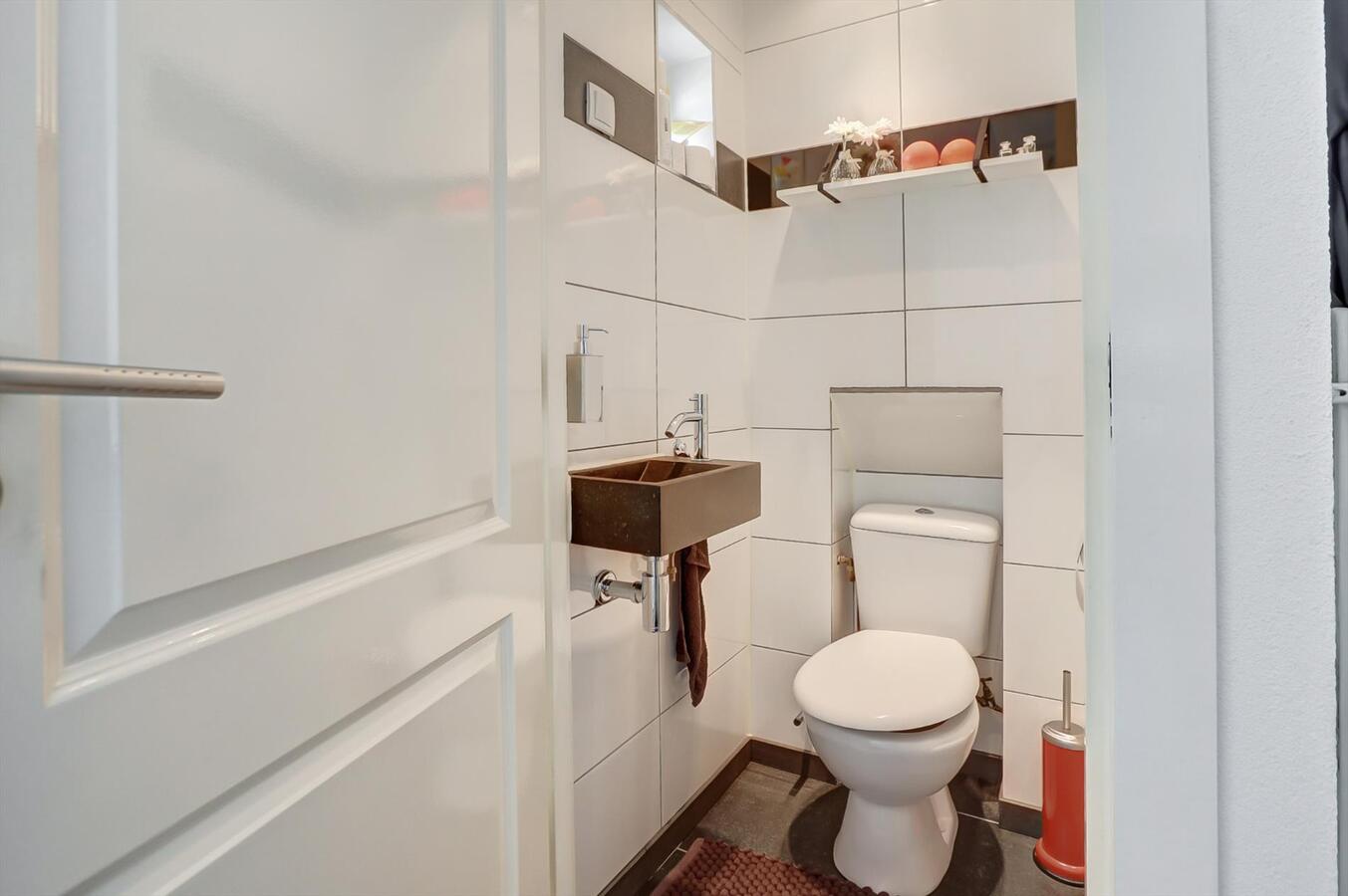 Tussenwoning met 4 slaapkamers en ruime garage van 6 x 5 m! 