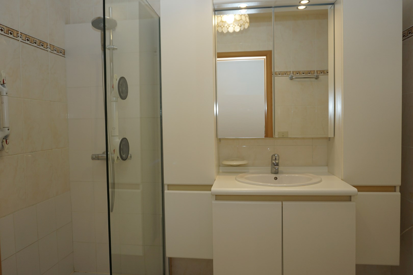 APPARTEMENT SPACIEUX AVEC TERRASSE DANS LE CENTRE D'OSTENDE 