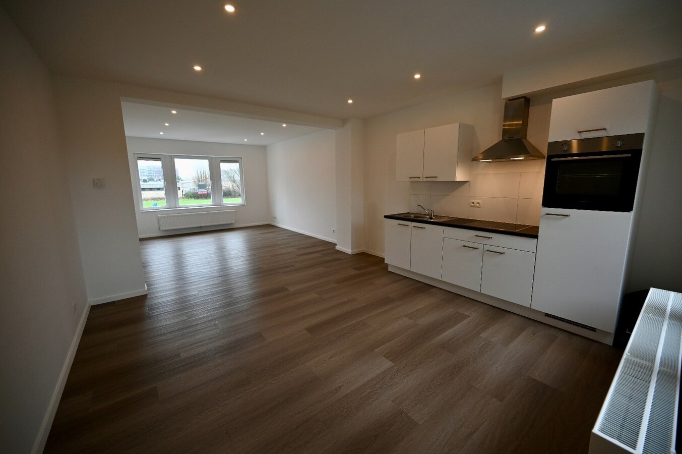 RUIM GERENOVEERD 2-SLAAPKAMER APPARTEMENT 