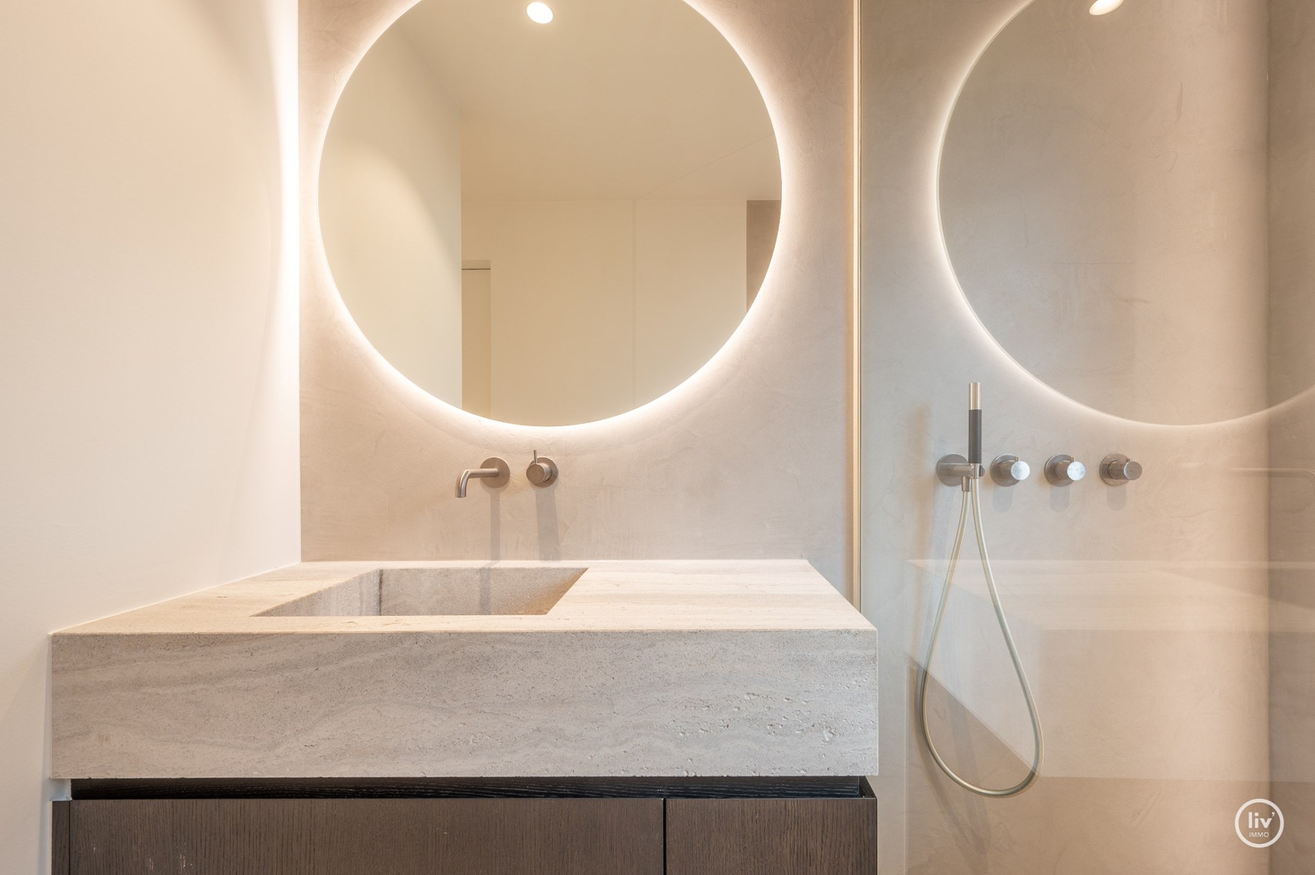 Superbe villa charmante, entièrement rénovée et joliment située dans un quartier résidentiel calme à proximité du centre de Knokke. 