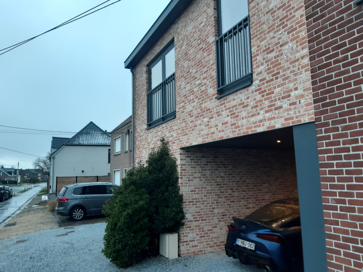 Lichtrijke, ruime duplex!   GEEN VASTE KOSTEN !! 