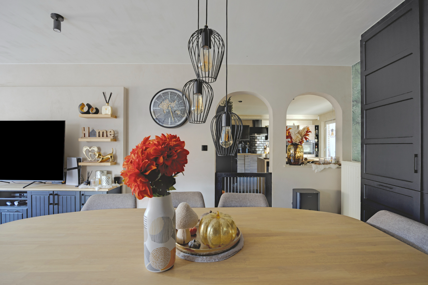 Eetkamer met doorgang keuken