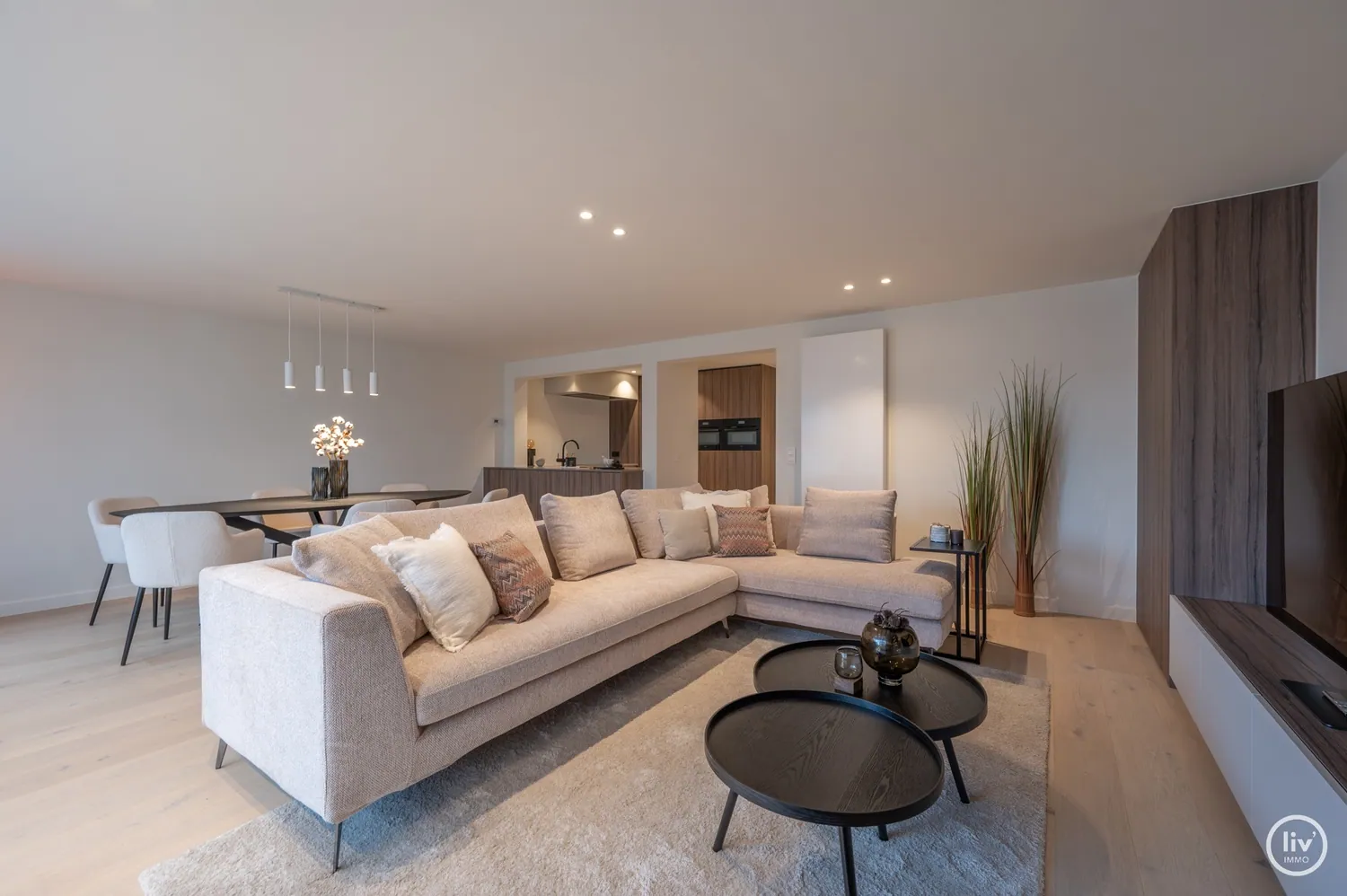 Prachtig, ruim gerenoveerd appartement met een mooie gevelbreedte van 7 m, gelegen op de Lippenslaan te Knokke.