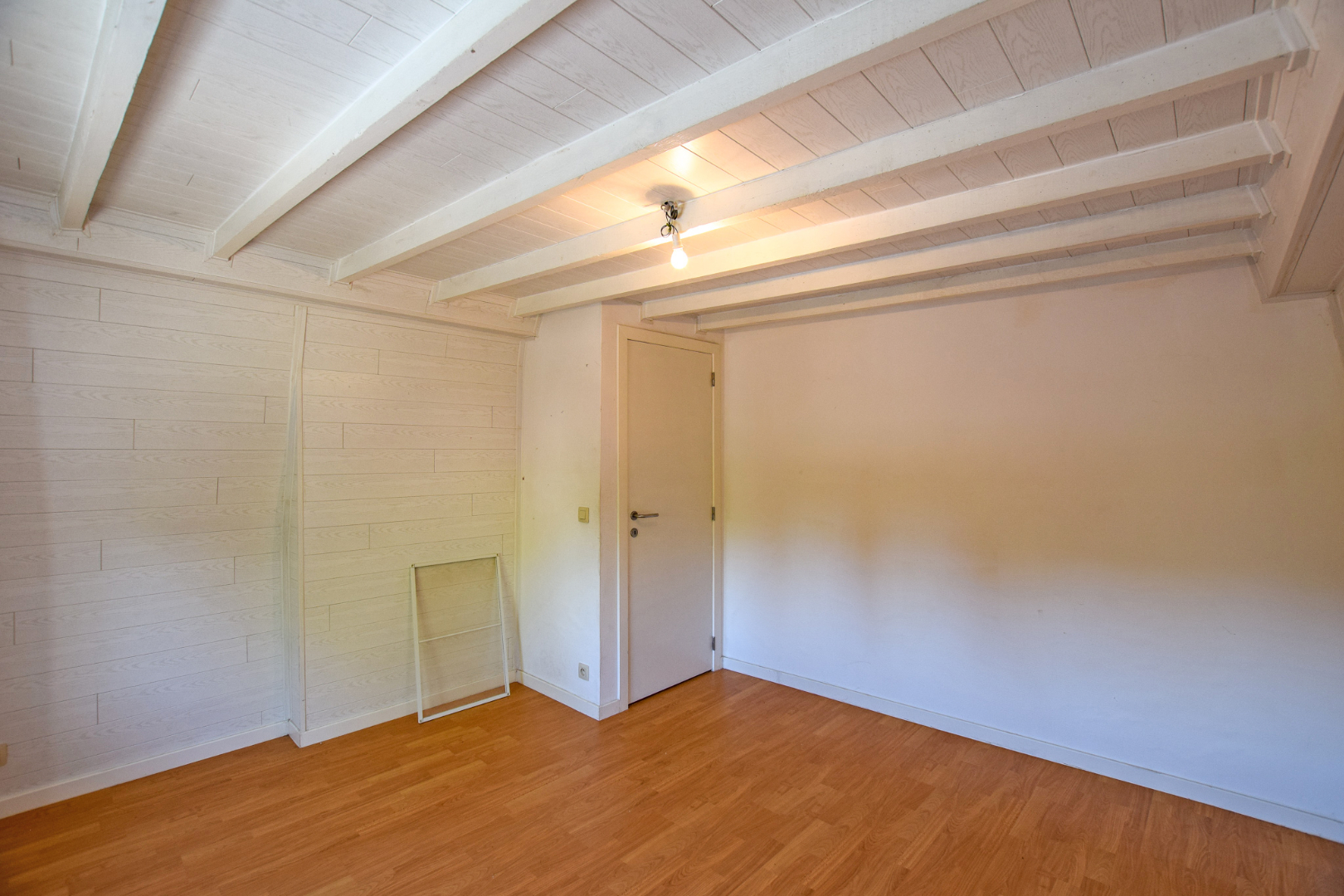 Instapklare rijwoning op 302m² te Roesbrugge. 