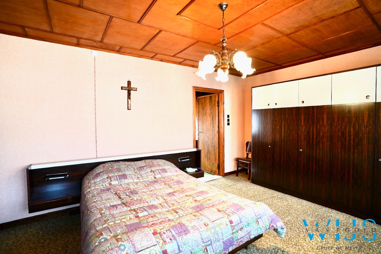 Op te frissen woning met tuin &amp; 2 garages te Rieme ! 