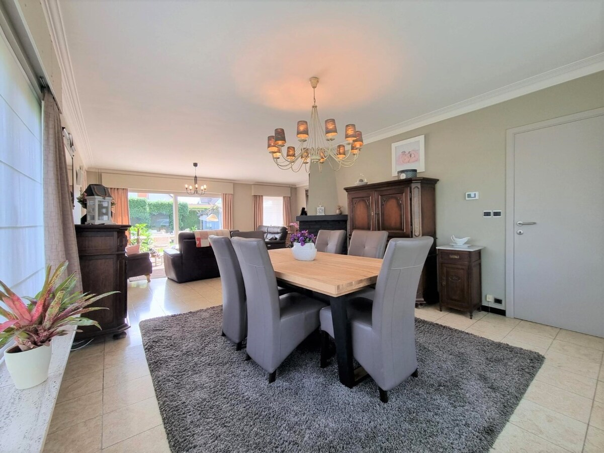 Ruime woning gelegen in een zeer rustige, residentiële woonwijk te Knokke-Heist 