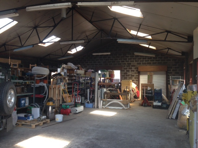 Instapklare woning met grote opslagplaats en 3 garages 