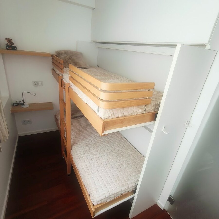 Instapklaar bemeubeld hoekappartement met 2 slaapkamers te koop in Oostende 