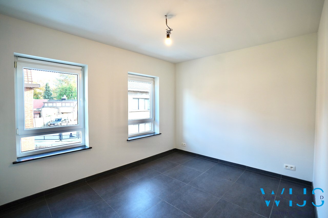 Instapklaar 2 slaapkamer appartement met garage ! 